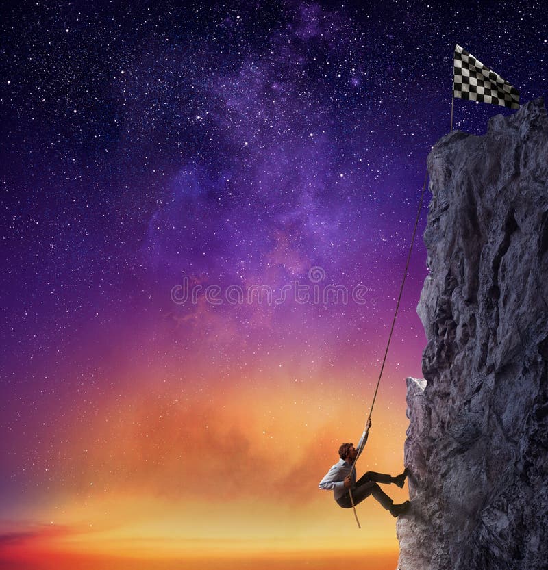 De zakenman beklimt een berg om de vlag te krijgen Voltooiings bedrijfsdoel en Moeilijk carrièreconcept stock fotografie De zakenman beklimt een berg om de vlag te krijgen Voltooiings bedrijfsdoel en Moeilijk carrièreconcept stock fotografie