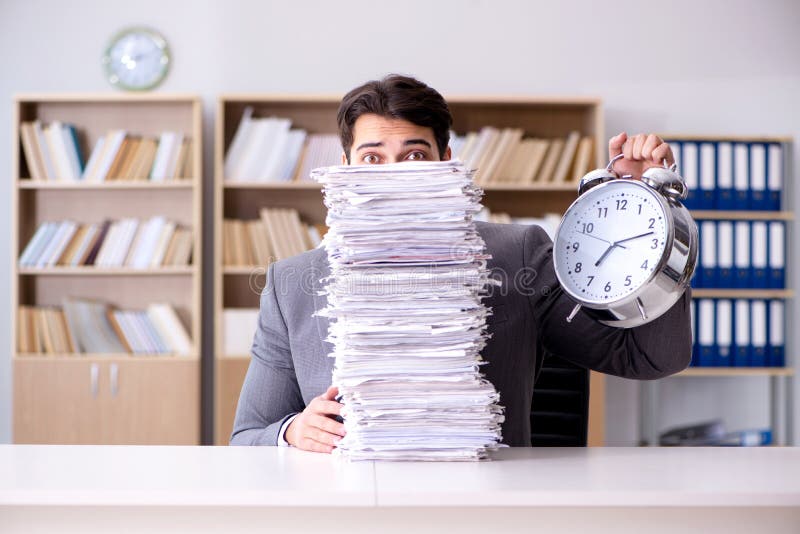 De zakenman die opwindende uiterste termijnen worstelen te ontmoeten stock afbeeldingen De zakenman die opwindende uiterste termijnen worstelen te ontmoeten stock afbeeldingen