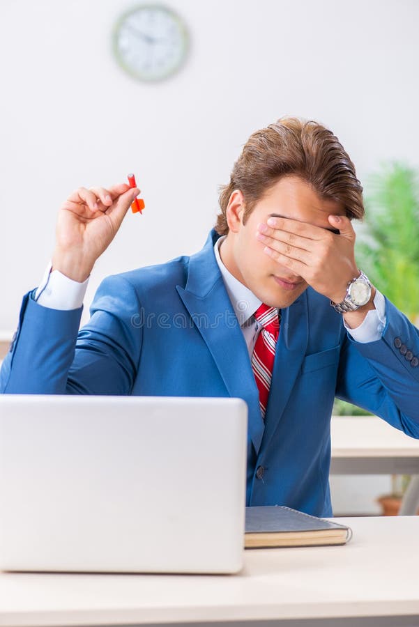 De zakenman die pijltje in bedrijfsconcept werpen stock afbeelding De zakenman die pijltje in bedrijfsconcept werpen stock afbeelding