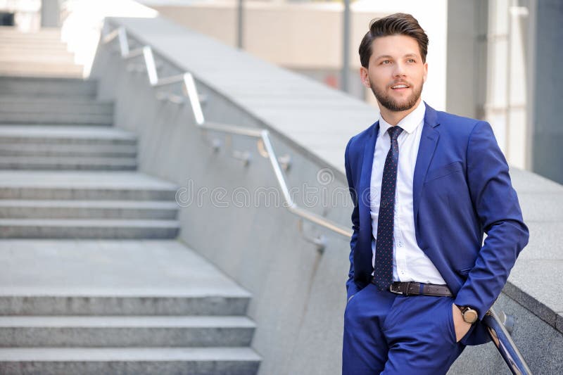 De zakenman die van Nice op leuning leunen stock fotografie De zakenman die van Nice op leuning leunen stock fotografie