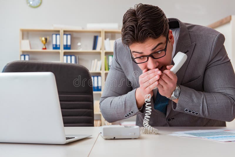 De zakenman die vertrouwelijke informatie over telefoon lekken royalty-vrije stock fotografie De zakenman die vertrouwelijke informatie over telefoon lekken royalty-vrije stock fotografie