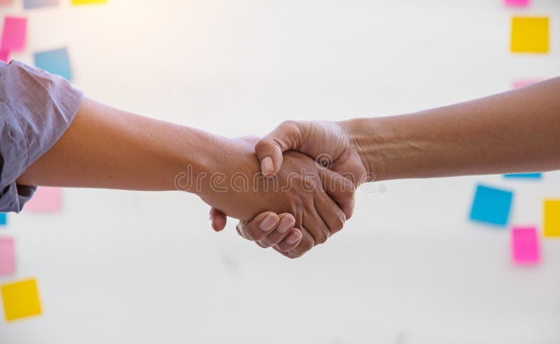 De zakenman het schudden hand samen, Handdruk van bedrijfsmensen stock afbeelding De zakenman het schudden hand samen, Handdruk van bedrijfsmensen stock afbeelding