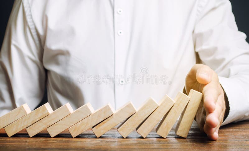De zakenman houdt domino het vallen tegen Risicobeheerconcept Het succesvolle sterke bedrijfs en probleem oplossen Betrouwbare le stock foto's De zakenman houdt domino het vallen tegen Risicobeheerconcept Het succesvolle sterke bedrijfs en probleem oplossen Betrouwbare le stock foto's