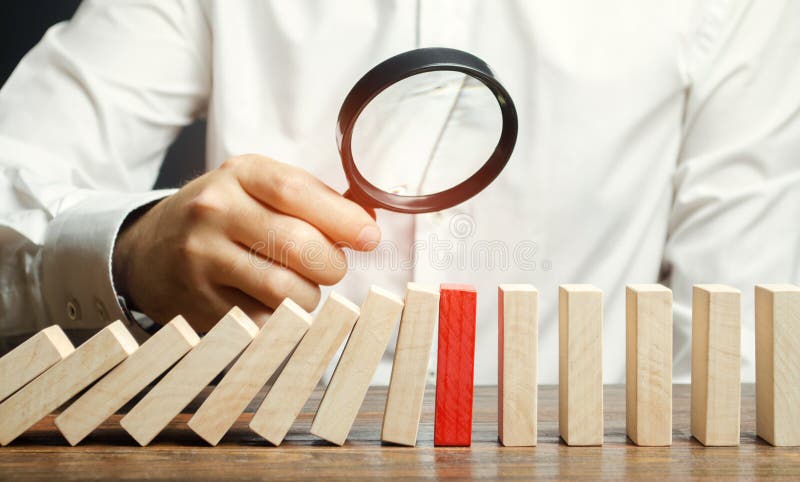 De zakenman kijkt op instortingssneeuwbaleffect De zaken van de spanningsweerstand Financi?le Stabiliteit Terugwinningszaken Eval stock afbeeldingen De zakenman kijkt op instortingssneeuwbaleffect De zaken van de spanningsweerstand Financi?le Stabiliteit Terugwinningszaken Eval stock afbeeldingen