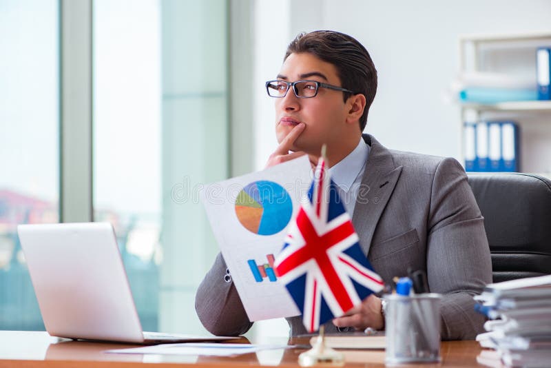 De zakenman met Britse vlag in het bureau stock foto's De zakenman met Britse vlag in het bureau stock foto's