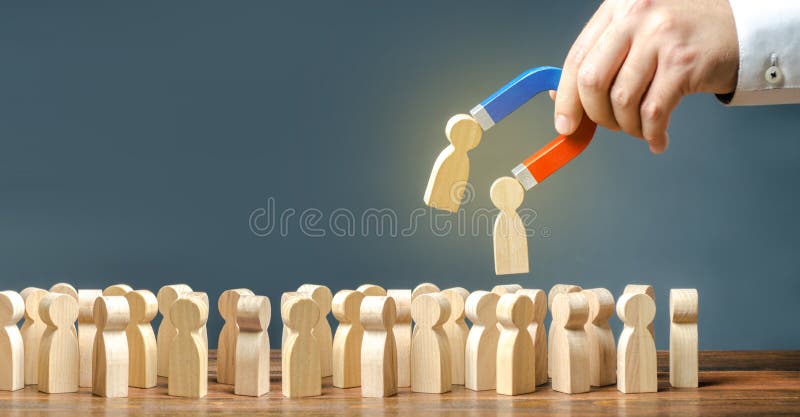De zakenman met een magneet trekt houten cijfers van mensen uit grote menigte Het aanwerven van arbeiders Zoeken voor vereiste me royalty-vrije stock fotografie De zakenman met een magneet trekt houten cijfers van mensen uit grote menigte Het aanwerven van arbeiders Zoeken voor vereiste me royalty-vrije stock fotografie