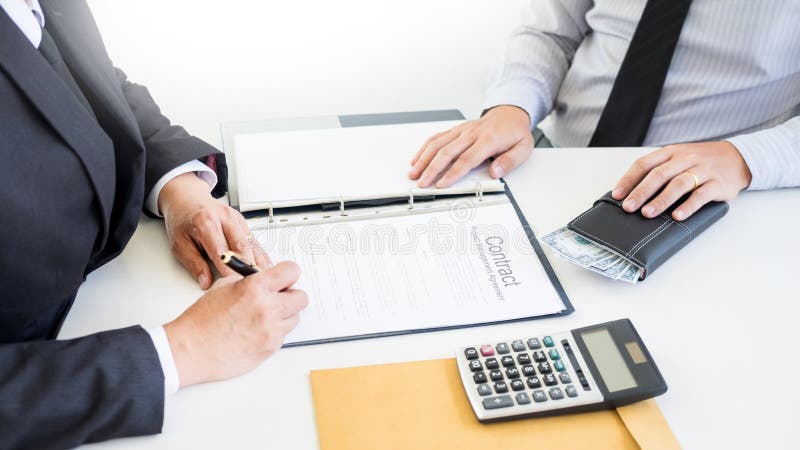 De zakenman ontvangt geld in de envelop in dossier wordt aangeboden die steekpenning nemen en een contract ondertekenen - antiomk stock foto De zakenman ontvangt geld in de envelop in dossier wordt aangeboden die steekpenning nemen en een contract ondertekenen - antiomk stock foto