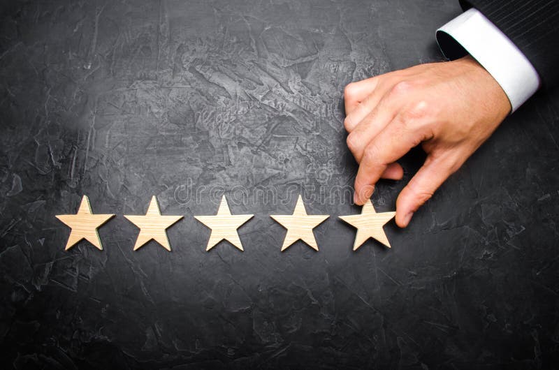 De zakenman ` s dient het kostuum in houdt de vijfde ster Krijg de vijfde ster Het concept de classificatie van hotels en restaur stock afbeeldingen De zakenman ` s dient het kostuum in houdt de vijfde ster Krijg de vijfde ster Het concept de classificatie van hotels en restaur stock afbeeldingen