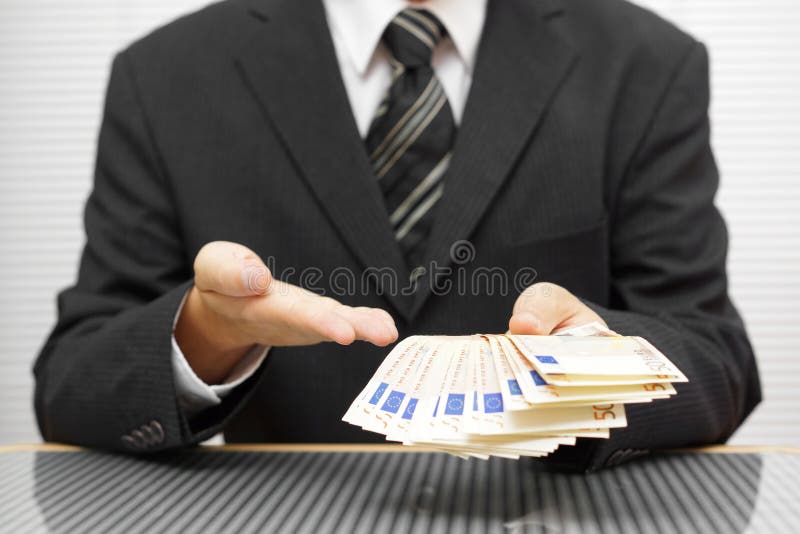 De zakenman toont aan dat u geld neemt en de overeenkomst goedkeurt finan stock afbeelding De zakenman toont aan dat u geld neemt en de overeenkomst goedkeurt finan stock afbeelding