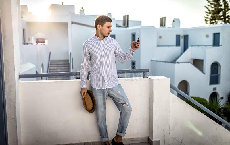 De zakenman van de de zomer openlucht, jonge mens met de zonsondergang van de telefoonplaats royalty-vrije stock foto's De zakenman van de de zomer openlucht, jonge mens met de zonsondergang van de telefoonplaats royalty-vrije stock foto's