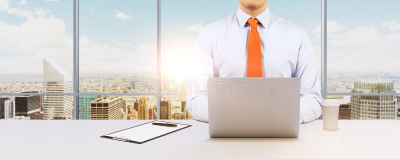 De zakenman werkt met laptop Moderne Panoramische bureau of het werkplaats met de stadsmening van New York royalty-vrije stock afbeeldingen De zakenman werkt met laptop Moderne Panoramische bureau of het werkplaats met de stadsmening van New York royalty-vrije stock afbeeldingen