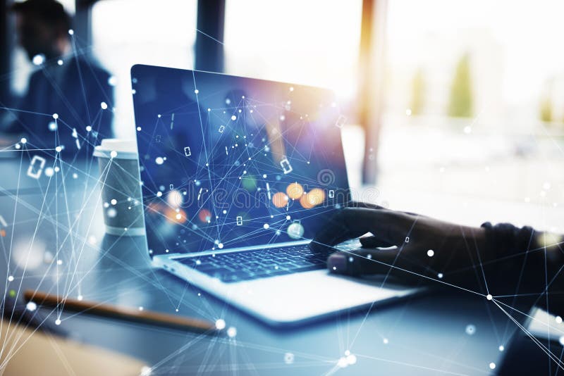 De zakenmanwerken in bureau met laptop met Internet-gevolgen Concept Internet-het delen en bedrijfopstarten stock afbeeldingen De zakenmanwerken in bureau met laptop met Internet-gevolgen Concept Internet-het delen en bedrijfopstarten stock afbeeldingen