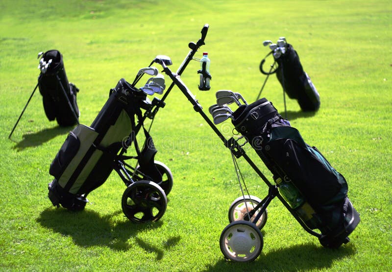 De Zakken van het golf op de Cursus van het Golf royalty-vrije stock afbeeldingen De Zakken van het golf op de Cursus van het Golf royalty-vrije stock afbeeldingen