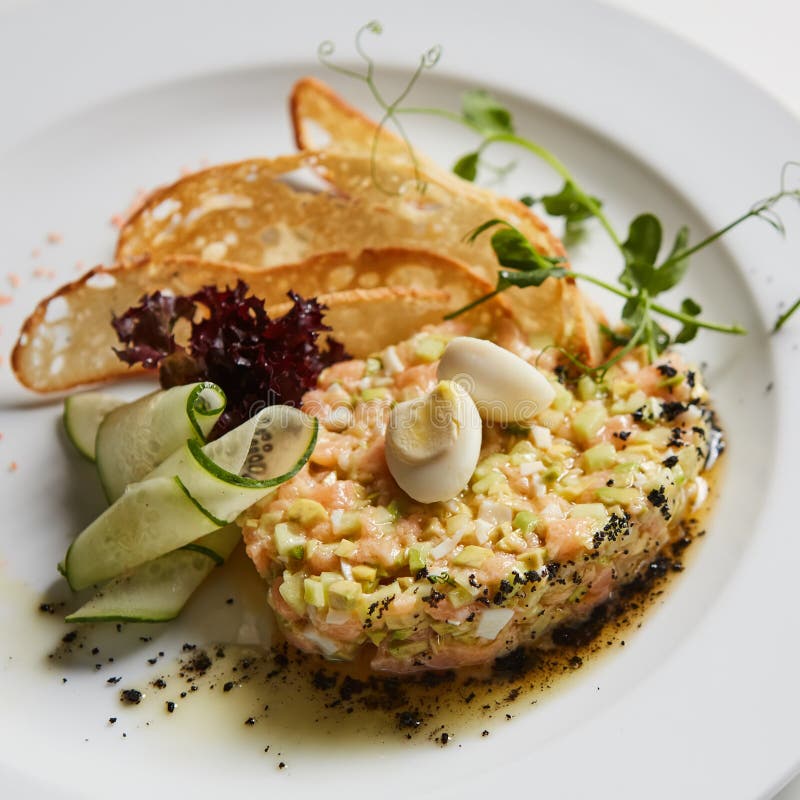 De zalm tartare met avocado Ondiepe DOF royalty-vrije stock afbeelding De zalm tartare met avocado Ondiepe DOF royalty-vrije stock afbeelding