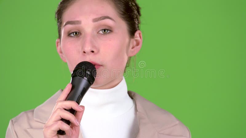 De zanger zingt een vrolijk en melodisch lied Het groene scherm