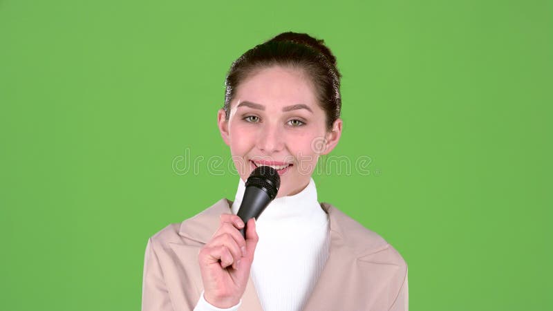 De zanger zingt een vrolijk en melodisch lied Het groene scherm Langzame Motie