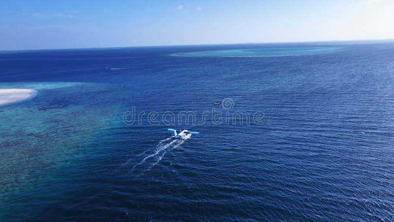 De zee begint in de indische oceaan met het tropische maldivische eiland atoll op de achtergrond. koraalrif en turquoise