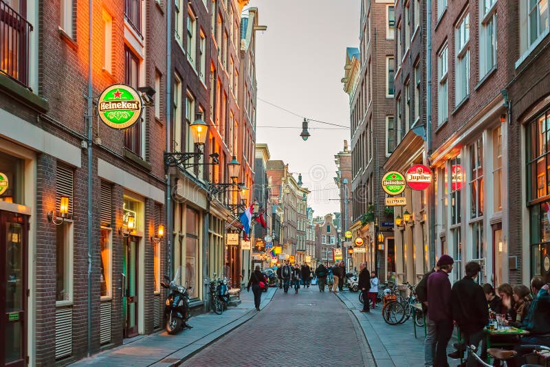 De Zeedijk-straat in het centrum van Amsterdam, Nederland royalty-vrije stock afbeeldingen De Zeedijk-straat in het centrum van Amsterdam, Nederland royalty-vrije stock afbeeldingen