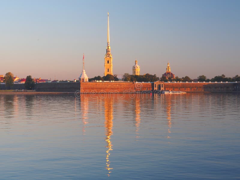 De zeer belangrijke mening van de Peter en van Paul vesting over Neva River dacht in stil water na bij zonsopgangochtend De origi stock foto De zeer belangrijke mening van de Peter en van Paul vesting over Neva River dacht in stil water na bij zonsopgangochtend De origi stock foto