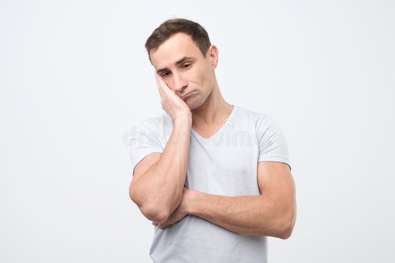 De zeer bored volwassen Italiaanse hand van de mensenholding op wang, die vermoeid en ziek kijken, royalty-vrije stock foto's De zeer bored volwassen Italiaanse hand van de mensenholding op wang, die vermoeid en ziek kijken, royalty-vrije stock foto's