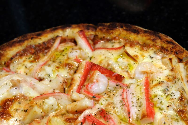 De zeevruchtenpizza met kruiden stock afbeelding De zeevruchtenpizza met kruiden stock afbeelding