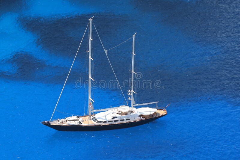 De zeilboot van de luxe met azuurblauwe overzees