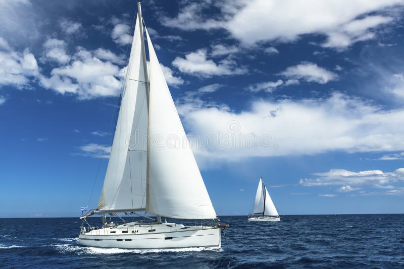 De zeilboten nemen aan het varen regatta deel sailing yachting