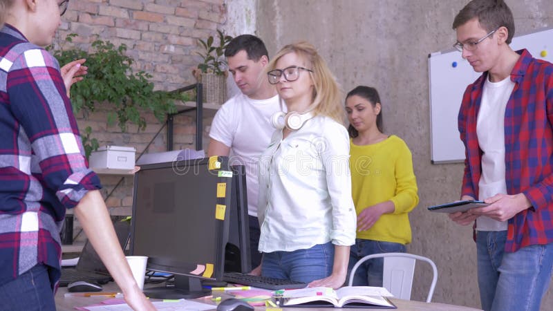 De zenuwinstorting in bureau, onderneemster is vermoeid van sprekende collega's en drukt negatief uit