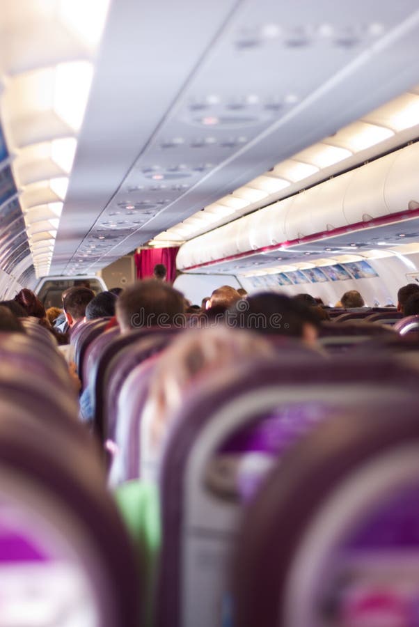 De zetels van het vliegtuig met passagiers