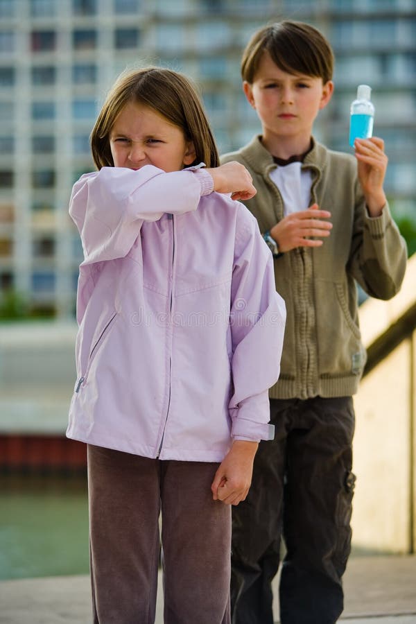 De Zieken van de Elleboog van het Niesgeluid van de Griep van kinderen royalty-vrije stock foto De Zieken van de Elleboog van het Niesgeluid van de Griep van kinderen royalty-vrije stock foto