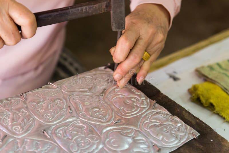 De zilversmid maakt tafelzilver verfraaiend art. stock fotografie De zilversmid maakt tafelzilver verfraaiend art. stock fotografie