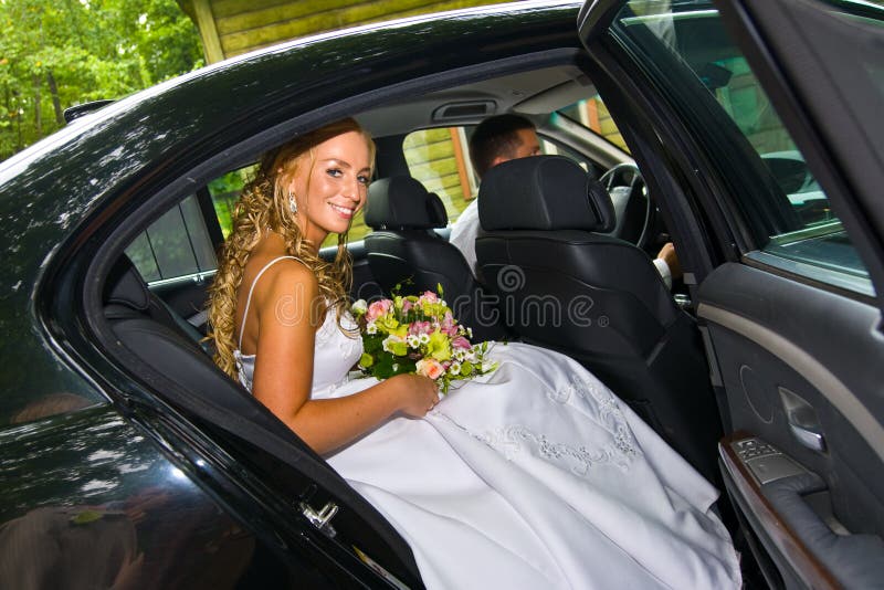 De zitting van de bruid in een limousine royalty-vrije stock afbeelding De zitting van de bruid in een limousine royalty-vrije stock afbeelding