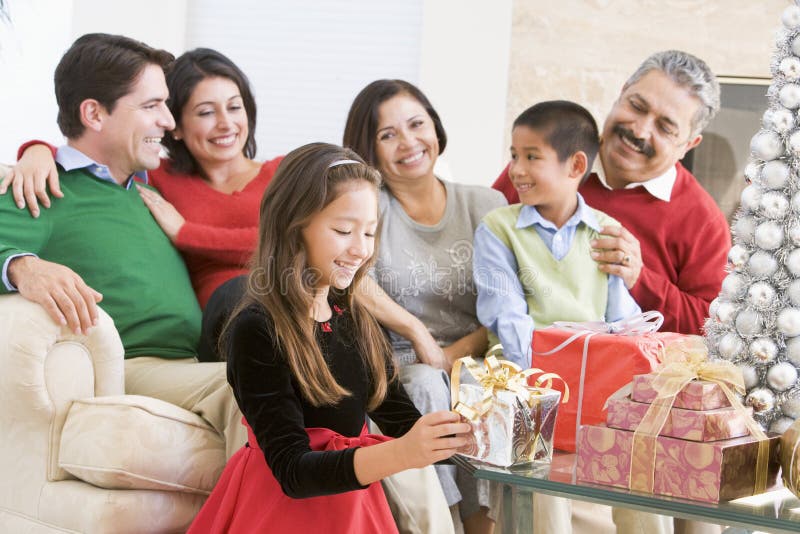 De Zitting van de familie rond een Koffietafel royalty-vrije stock foto De Zitting van de familie rond een Koffietafel royalty-vrije stock foto