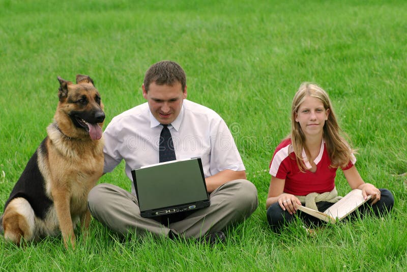 De zitting van de mens, van het meisje en van de hond stock afbeeldingen De zitting van de mens, van het meisje en van de hond stock afbeeldingen