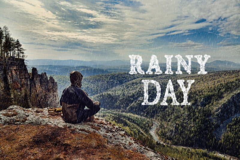 De zitting van de mensenwandelaar bovenop berg, het is nat slecht weer Het regenachtige dag van letters voorzien gemaakt van wolk stock fotografie De zitting van de mensenwandelaar bovenop berg, het is nat slecht weer Het regenachtige dag van letters voorzien gemaakt van wolk stock fotografie