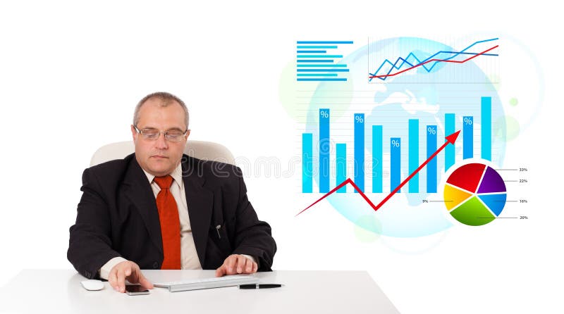 De zitting van de zakenman bij bureau met statistieken royalty-vrije stock foto De zitting van de zakenman bij bureau met statistieken royalty-vrije stock foto
