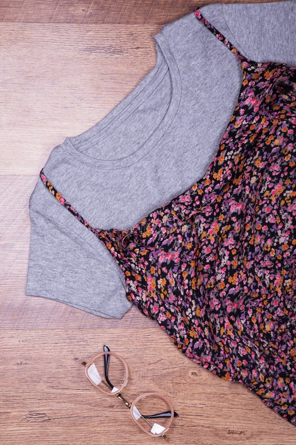 De zomer bloemen sarafan, T-shirt, glazen stock foto De zomer bloemen sarafan, T-shirt, glazen stock foto