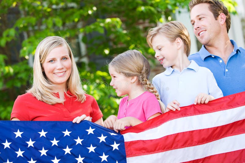 De zomer: Familie met Amerikaanse Vlag royalty-vrije stock fotografie De zomer: Familie met Amerikaanse Vlag royalty-vrije stock fotografie