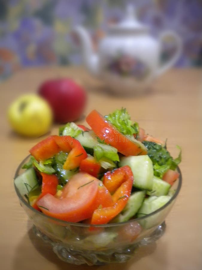 De zomer groene salade in een kristalkom van groenten royalty-vrije stock fotografie De zomer groene salade in een kristalkom van groenten royalty-vrije stock fotografie
