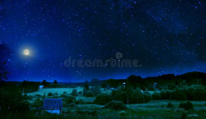 De zomer landelijke nacht met volle maan en flikkerende sterren op hemel royalty-vrije stock foto's De zomer landelijke nacht met volle maan en flikkerende sterren op hemel royalty-vrije stock foto's