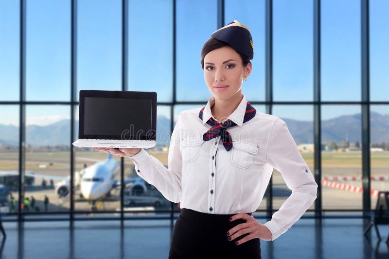 De zomer, vakantie en reisconcept - laptop van de stewardessholding met het lege scherm in luchthaven royalty-vrije stock fotografie De zomer, vakantie en reisconcept - laptop van de stewardessholding met het lege scherm in luchthaven royalty-vrije stock fotografie