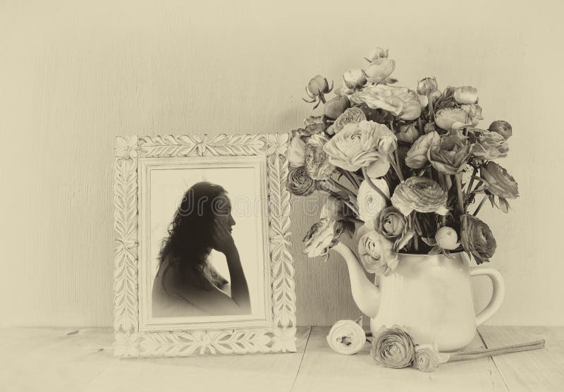 De zomerboeket van bloemen en victorian kader met uitstekend portret van jonge vrouw op de houten lijst zwart-witte stijl imag stock afbeeldingen De zomerboeket van bloemen en victorian kader met uitstekend portret van jonge vrouw op de houten lijst zwart-witte stijl imag stock afbeeldingen