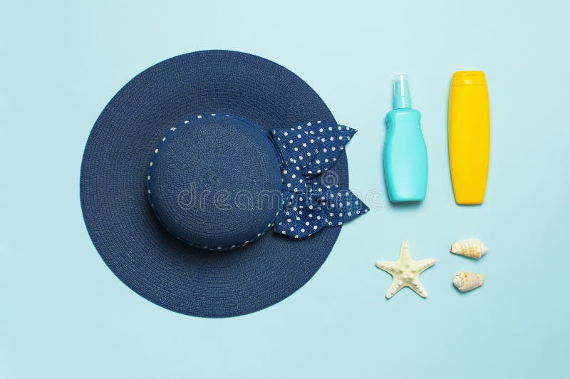 De zomerconcept, mariene achtergrond Zeeschelpen, zeester, vrouwelijke strohoed, de nevel van de zonneschermlichaamscrème op past stock afbeelding De zomerconcept, mariene achtergrond Zeeschelpen, zeester, vrouwelijke strohoed, de nevel van de zonneschermlichaamscrème op past stock afbeelding