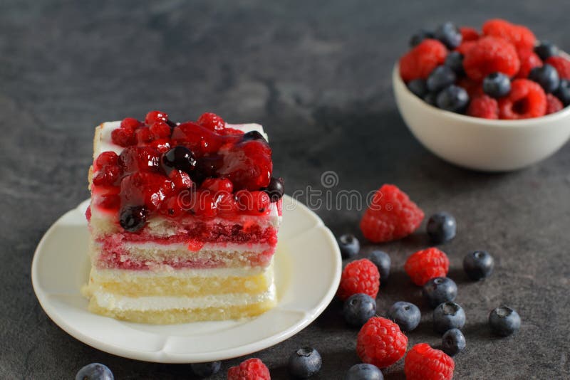 De zomerdessert met gevoelige room en verse bessen stock afbeelding De zomerdessert met gevoelige room en verse bessen stock afbeelding