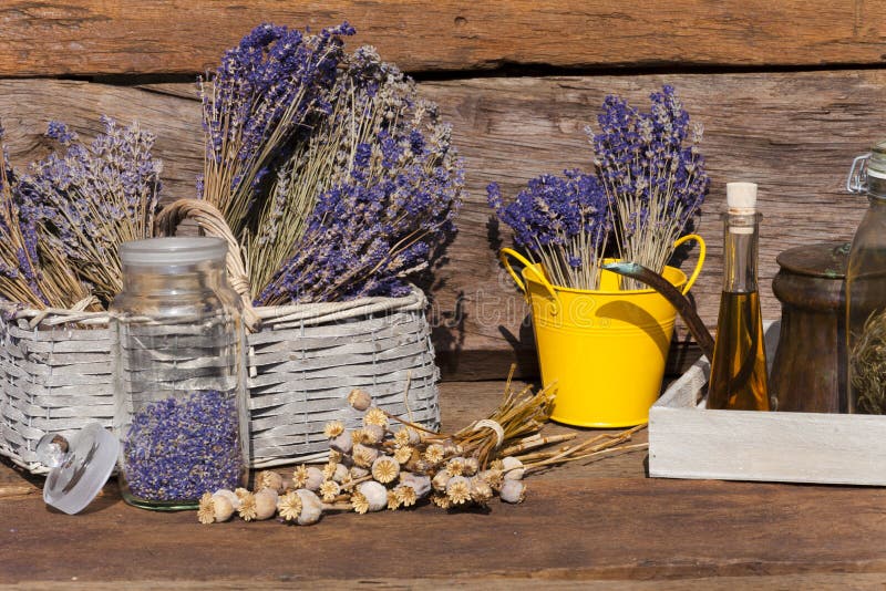 De zomergewas van droge lavendel, papaverzaden royalty-vrije stock afbeeldingen De zomergewas van droge lavendel, papaverzaden royalty-vrije stock afbeeldingen