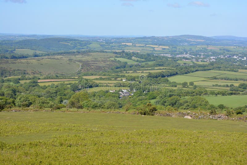 De zomerlandschap in het Nationale Park van Dartmoor, Engeland stock afbeelding De zomerlandschap in het Nationale Park van Dartmoor, Engeland stock afbeelding