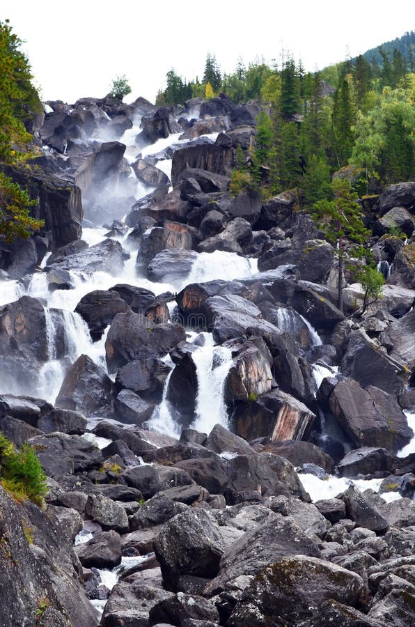 De zomerlandschap van Uchar-waterval in Altai-bergen, Altai-Republiek, Siberi?, Rusland royalty-vrije stock foto's De zomerlandschap van Uchar-waterval in Altai-bergen, Altai-Republiek, Siberi?, Rusland royalty-vrije stock foto's