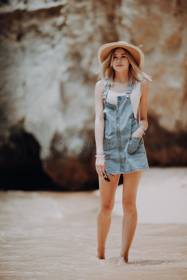 De zomerlevensstijl van het gelukkige overweldigende vrouw lopen op het strand van tropisch eiland Het glimlachen van en het geni stock afbeelding De zomerlevensstijl van het gelukkige overweldigende vrouw lopen op het strand van tropisch eiland Het glimlachen van en het geni stock afbeelding