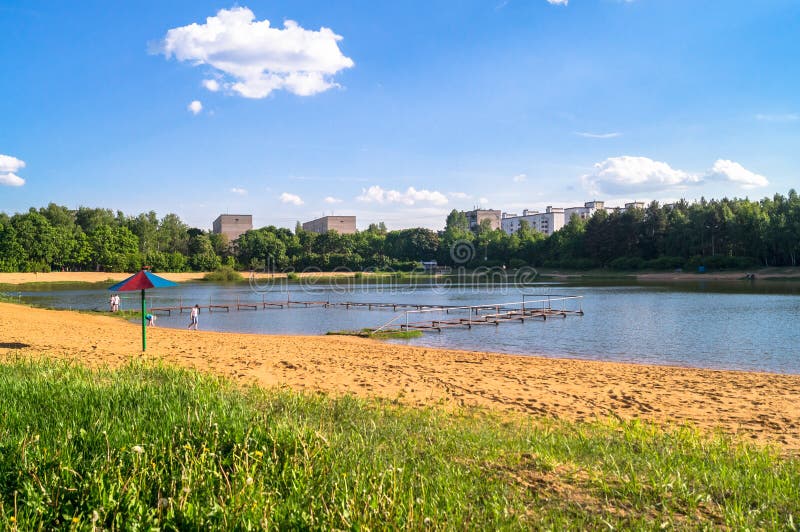 De zomermening van het rustige meer in woondistrict in de voorsteden royalty-vrije stock afbeelding De zomermening van het rustige meer in woondistrict in de voorsteden royalty-vrije stock afbeelding