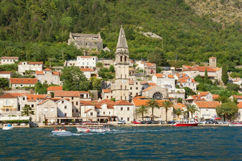 De zomermening van oude stad van Perast met klokketoren van Sinterklaas-kerk Baai van Kotor, Montenegro royalty-vrije stock foto De zomermening van oude stad van Perast met klokketoren van Sinterklaas-kerk Baai van Kotor, Montenegro royalty-vrije stock foto